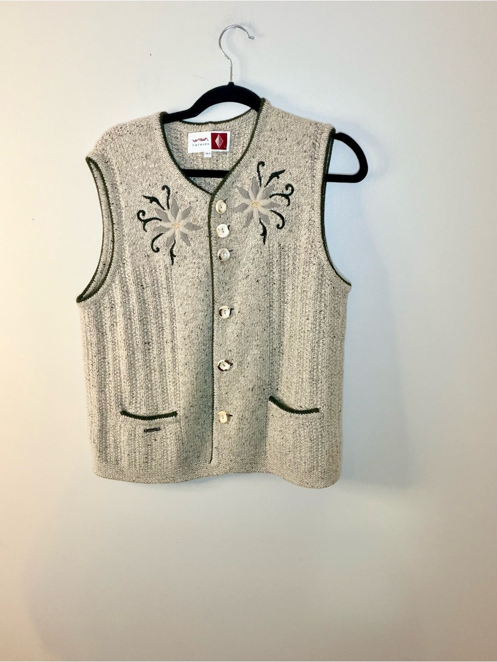 Vintage-Inspired Cream V-Neck Knit Vest with Floral Trim